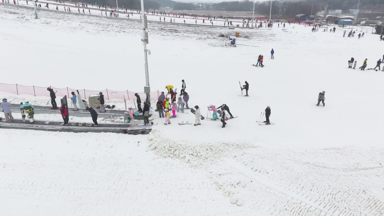 航拍滑雪场雪道 20