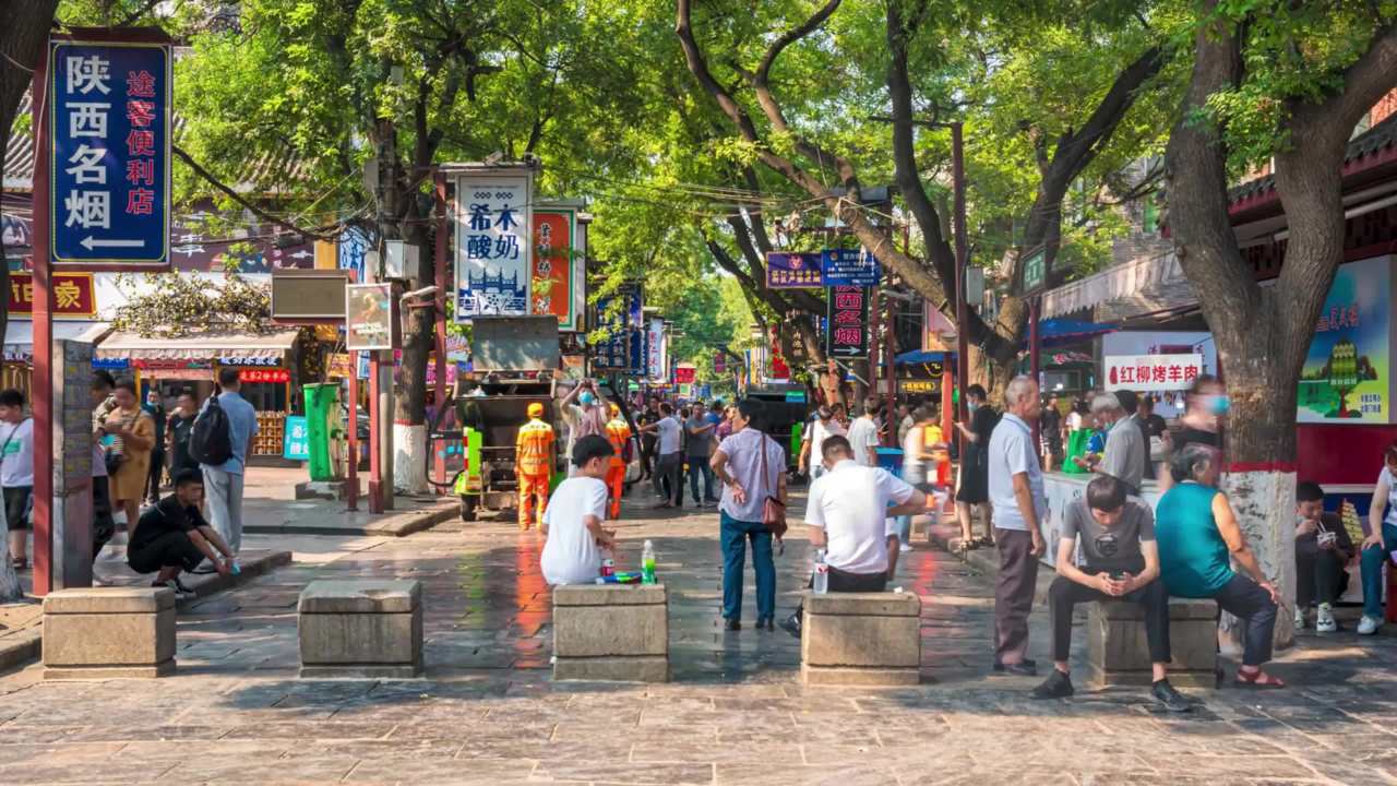 热闹的街头景象