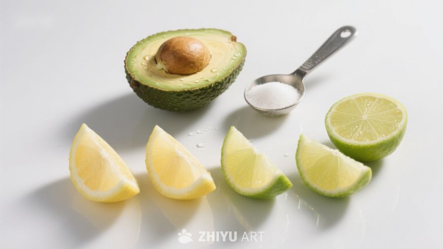 新鲜牛油果与柠檬切片及盐勺