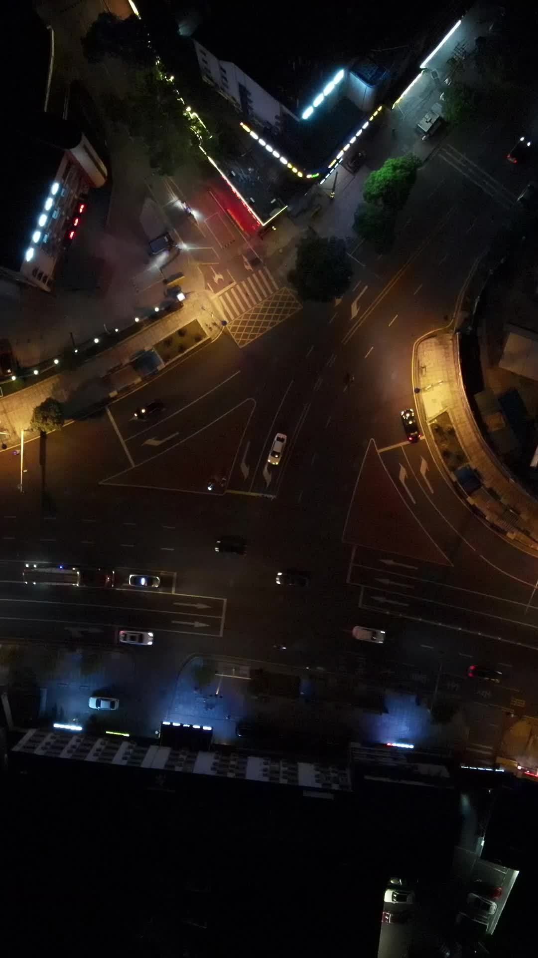 夜幕下的城市交响