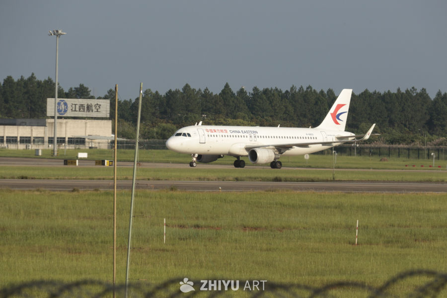 中国东方航空飞机在机场跑道上