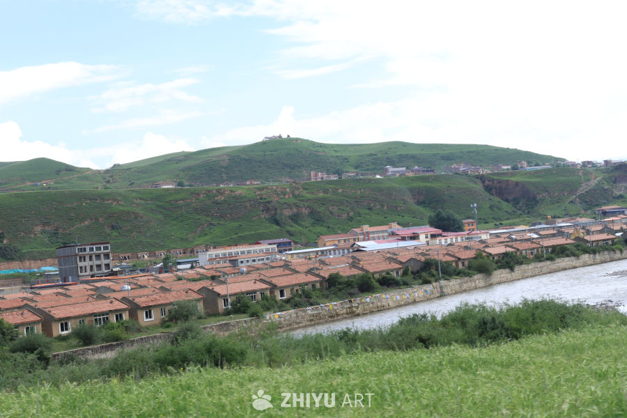 乡村河畔的宁静时光