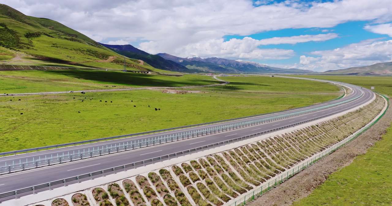 西藏那曲青藏高原铁路公路三路并行航拍