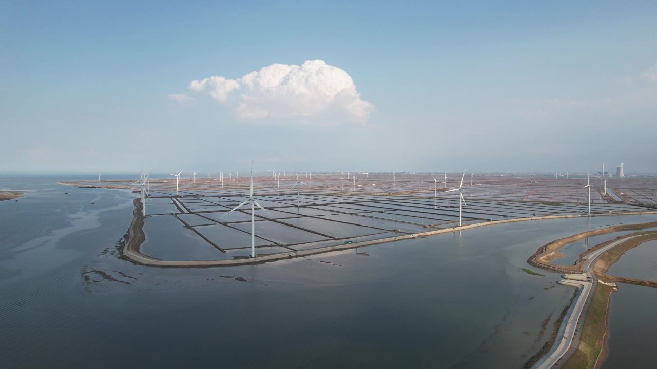 大海海边沙滩风车自然风光蓝天白云航拍 