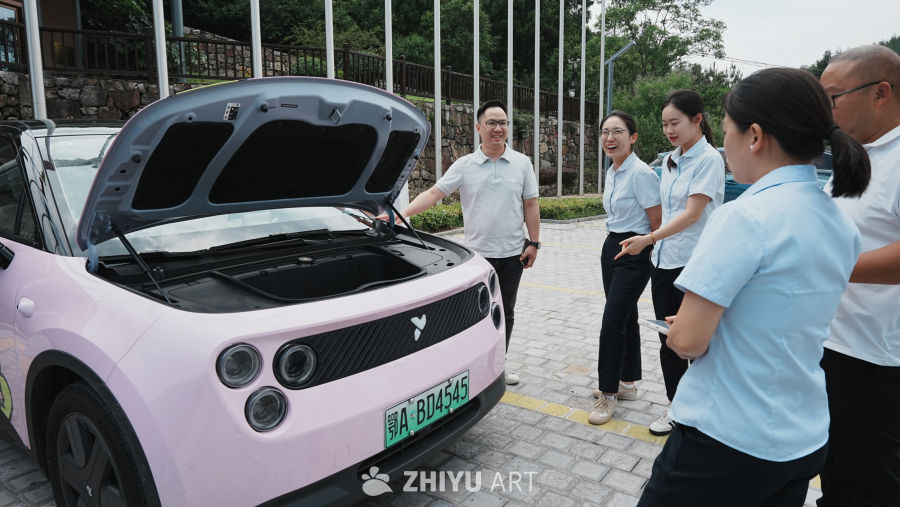 团队展示新型电动汽车