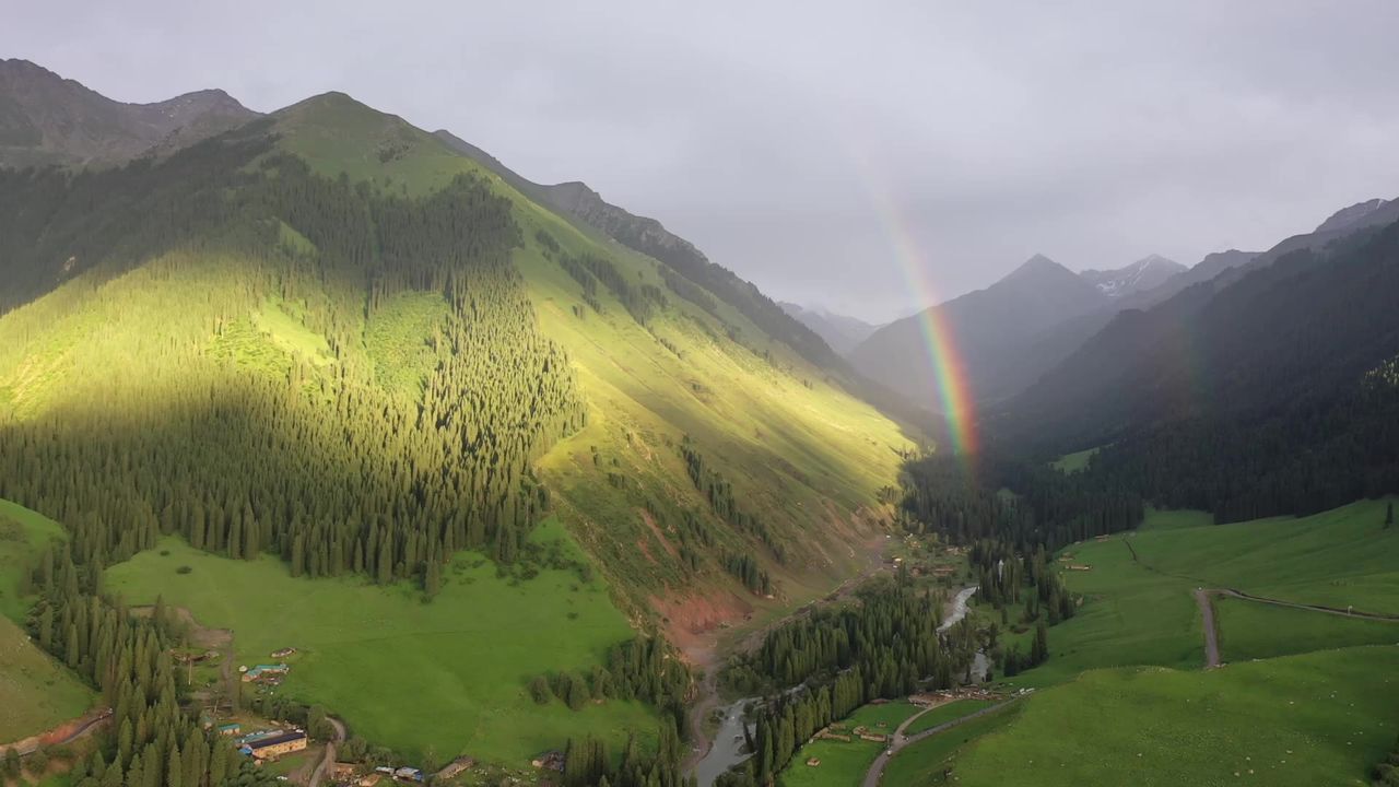 新疆山谷草原彩虹