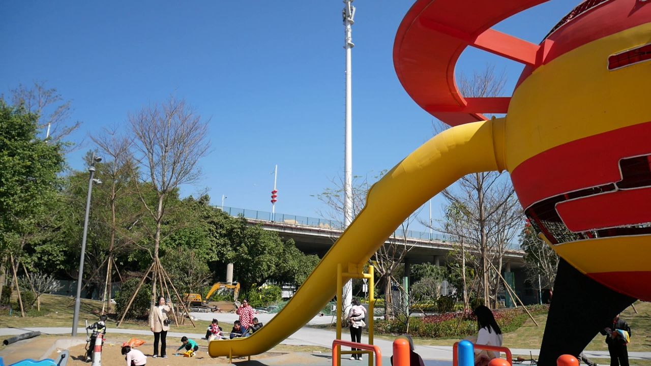 儿童公园的飞碟星球造型滑梯2