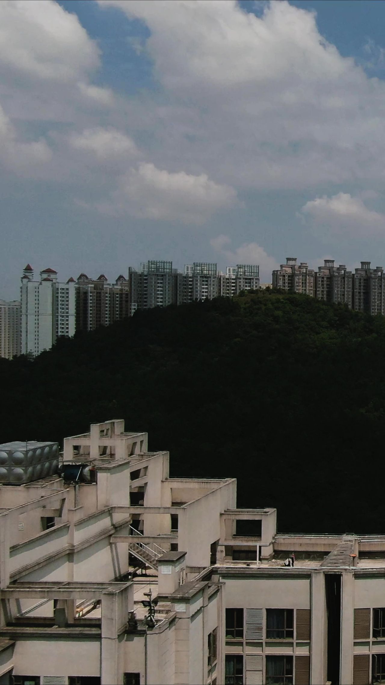 贵阳城市蓝天白云天际线竖屏航拍