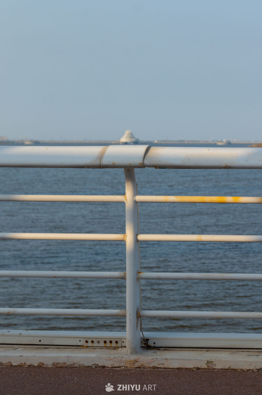 清晨的水面与栏杆