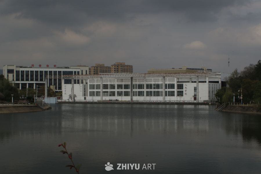 湖畔的大学建筑