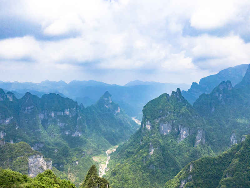 祖国壮丽山河湖南张家界奇山
