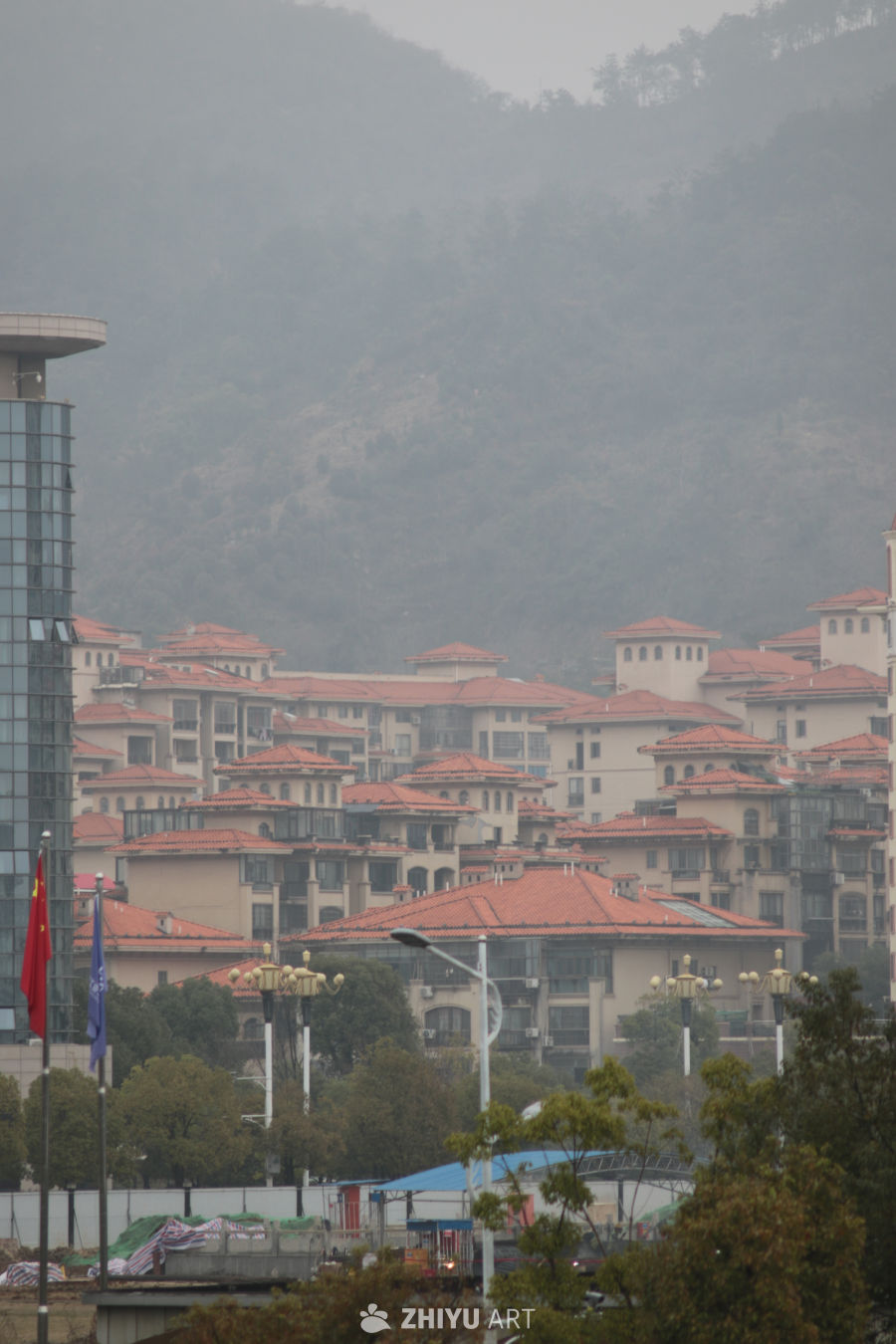 山脚下的红顶住宅区