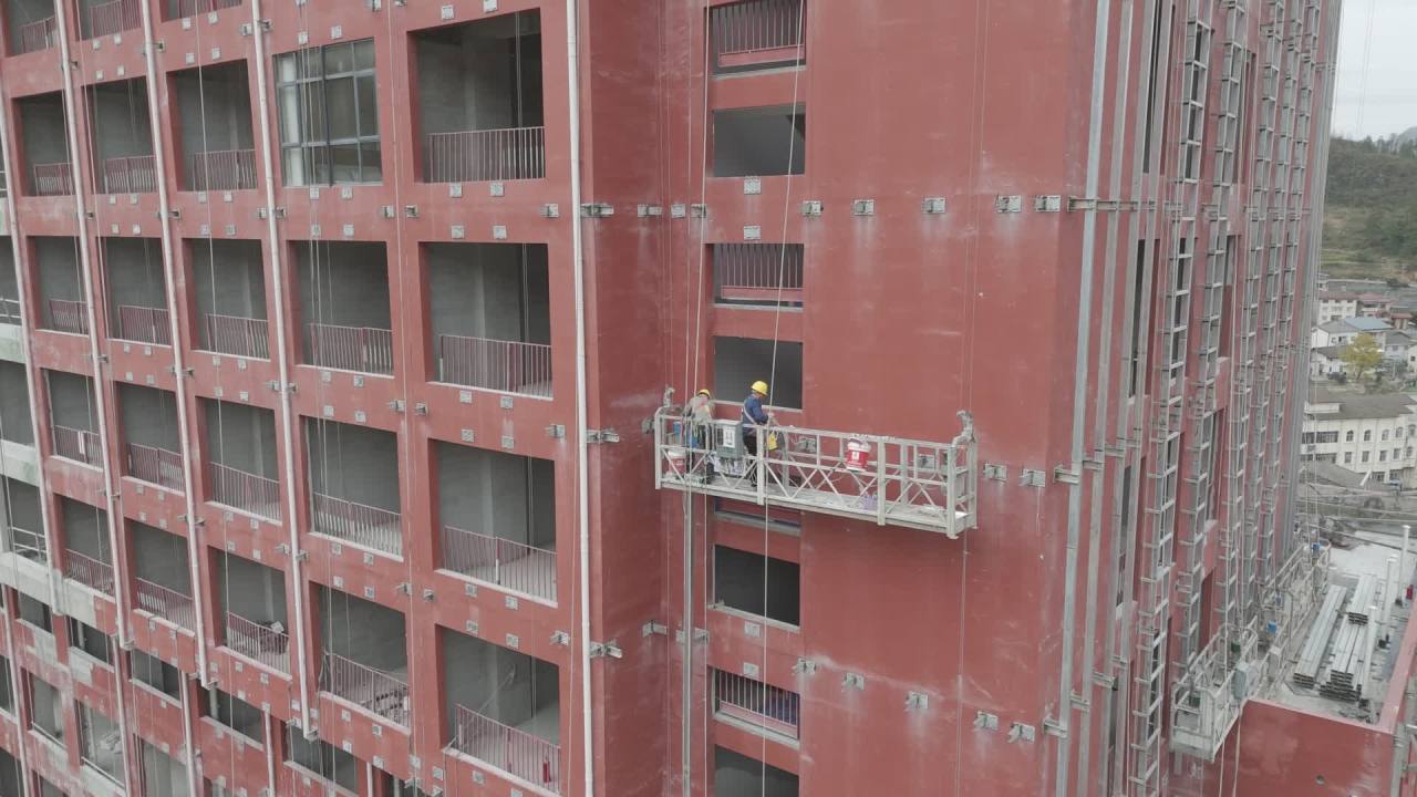 高楼外墙施工：工人的高空作业