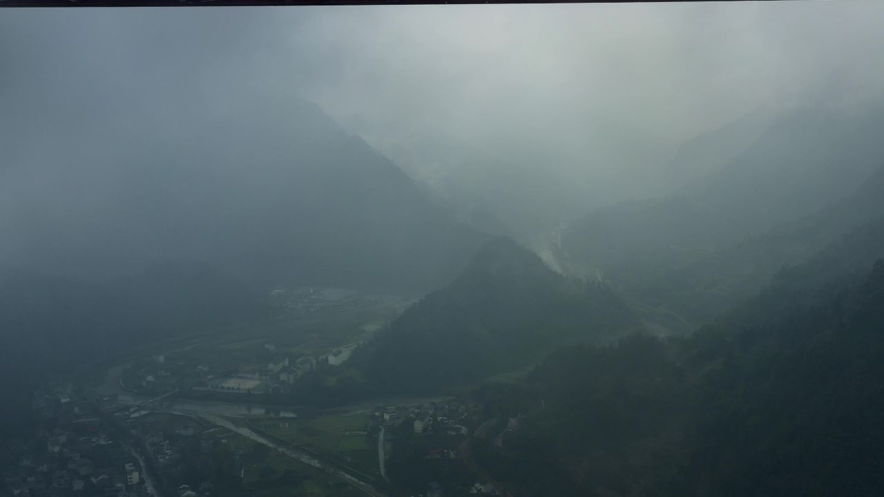 航拍雨雾中的矮寨大桥和德夯大峡谷风光