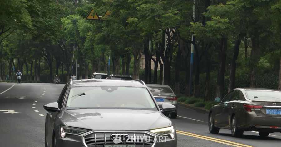 马路上的汽车