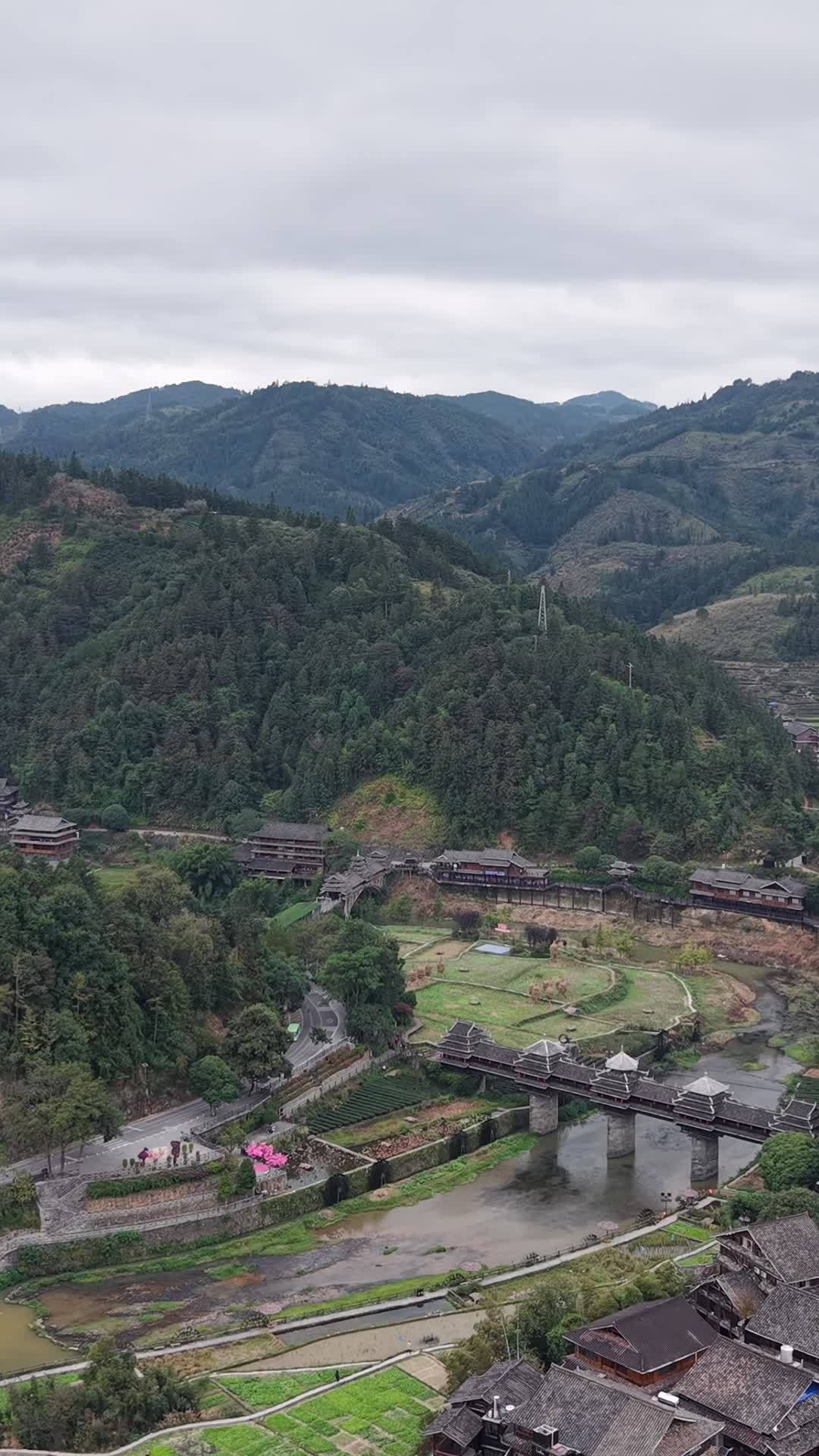 山间古村静谧景