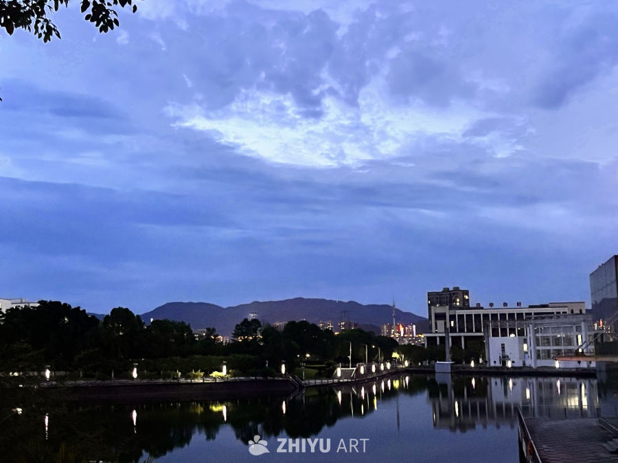 黄昏湖畔的城市剪影