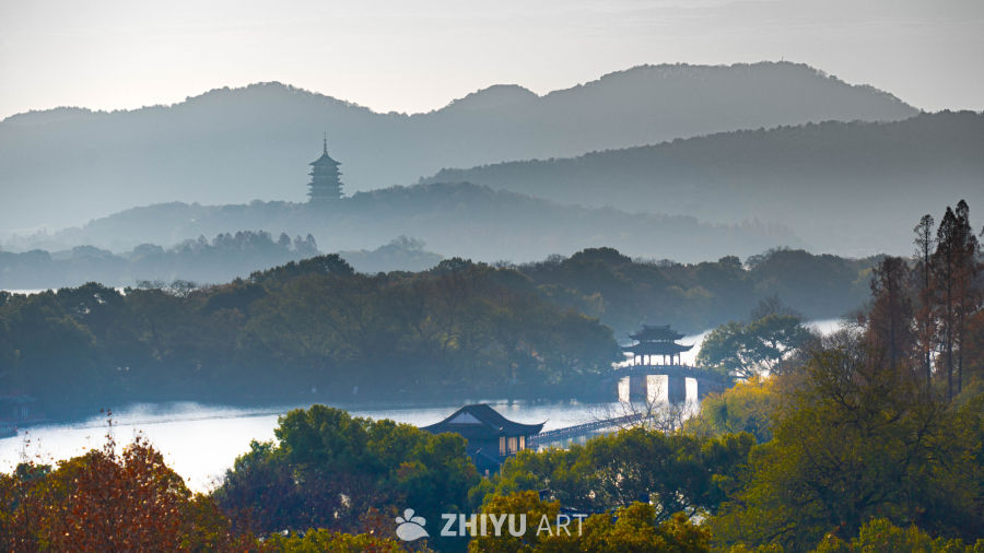 杭州西湖雷峰塔与玉带桥同框