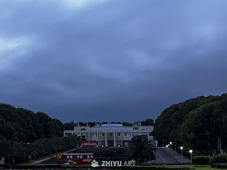 夜幕下的庄严建筑