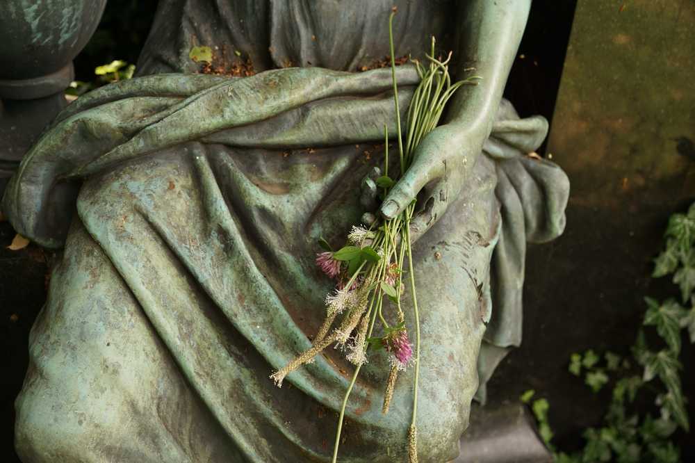 雕像手鲜花艺术石