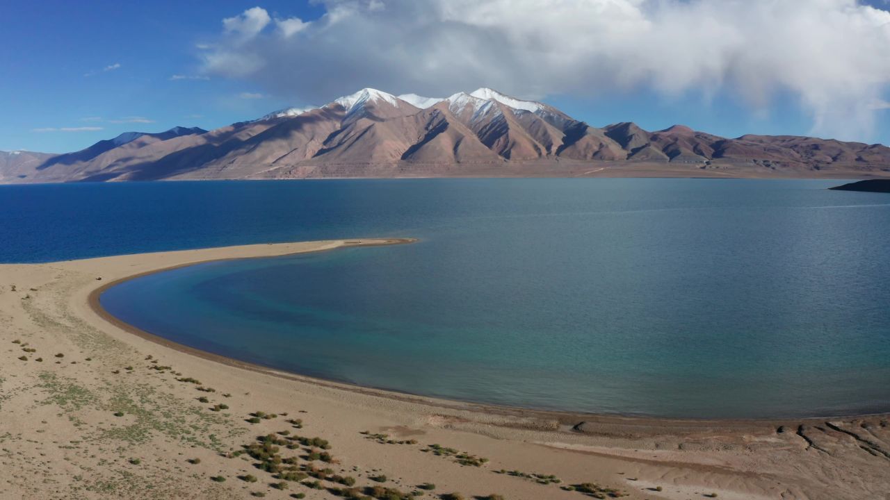 航拍当惹雍错湖岸U形湾