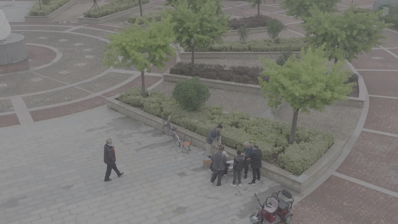 广场上的悠闲时光