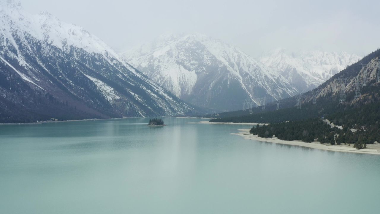 航拍冬天的西藏然乌湖雪景