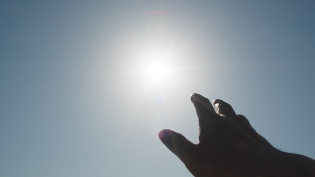 用手触摸太阳向往希望 8