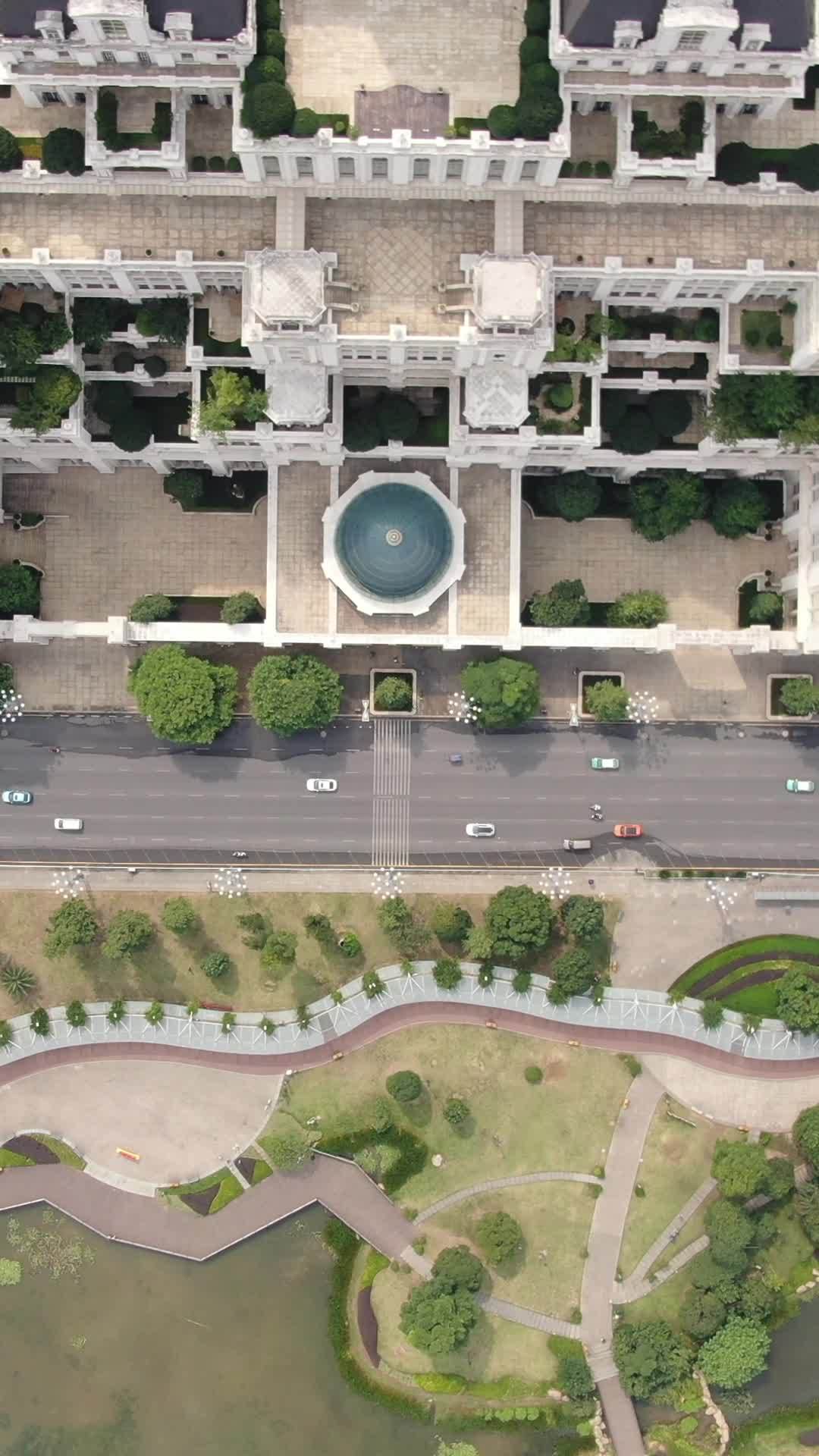城市中心的宏伟建筑与绿意