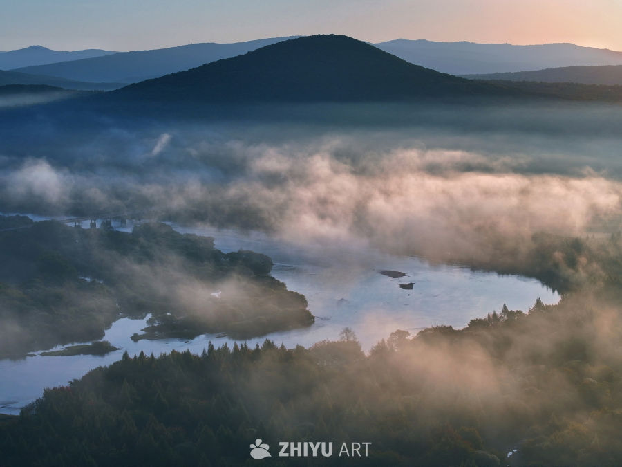 晨光微露 雾漫河湾