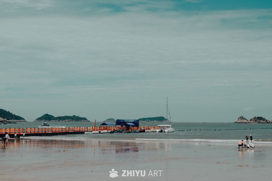 海滨栈桥休闲时光