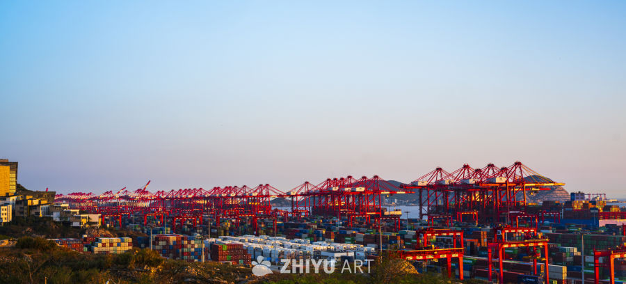 夕阳下的港口工业景象