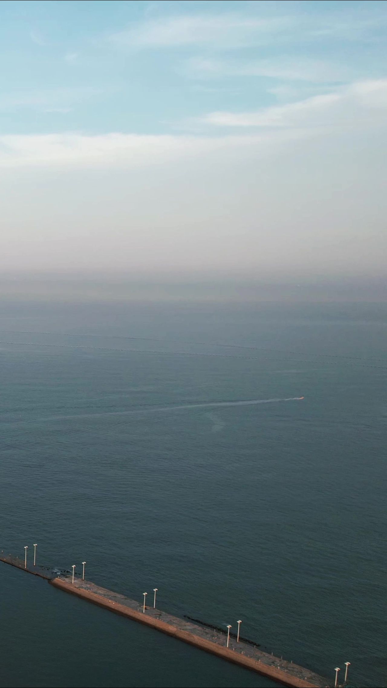 大海海浪沙滩风景浪花竖屏航拍  