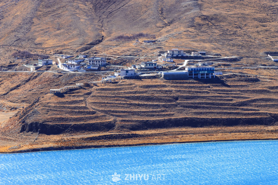 高原湖泊旁的宁静村庄