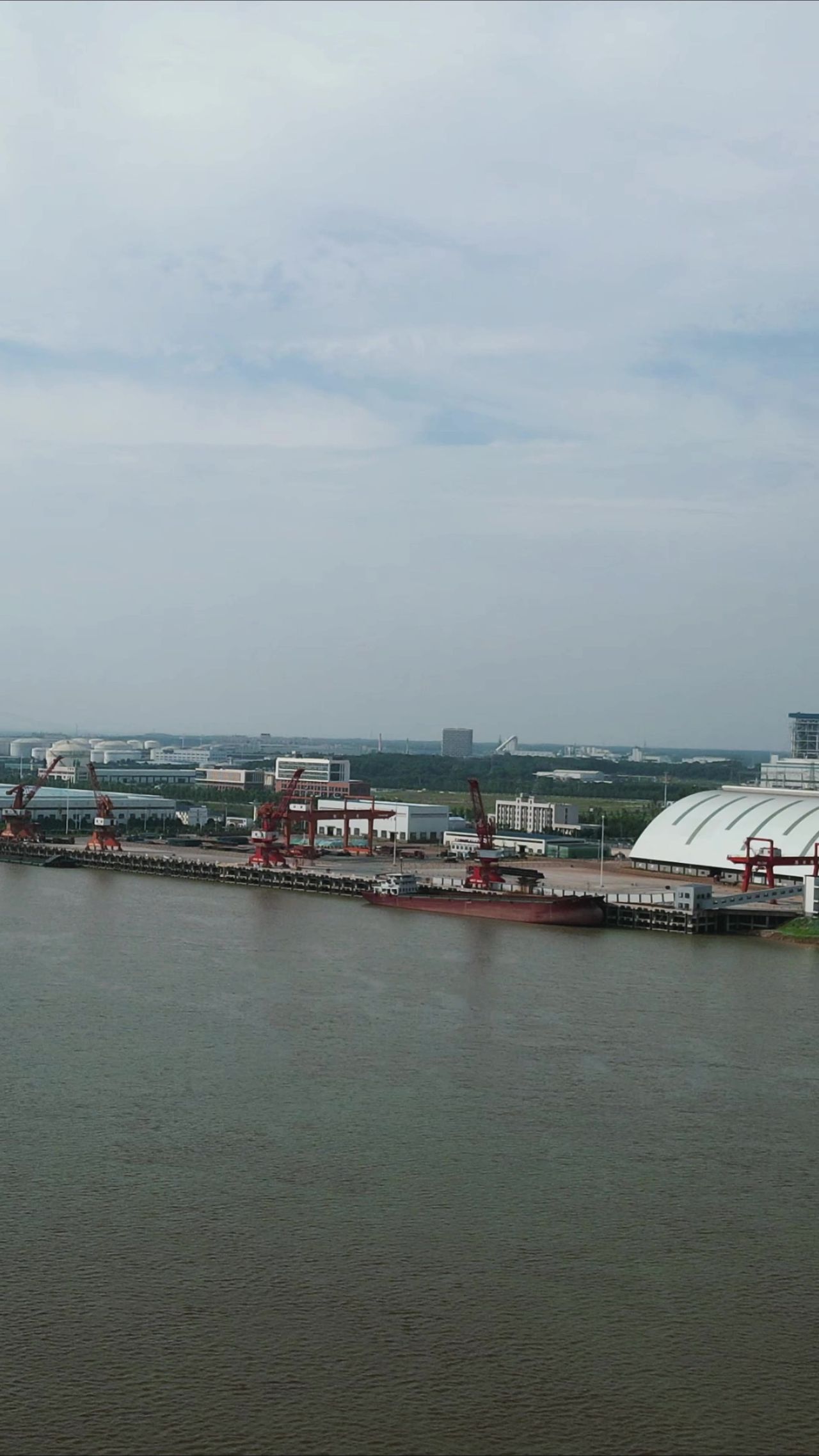 湖南湘江货运码头港口竖屏航拍