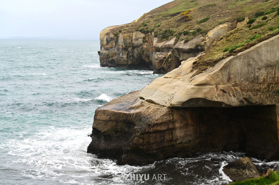 新西兰达尼丁隧道海滩海蚀地貌的巨大礁石和海蚀拱桥 11