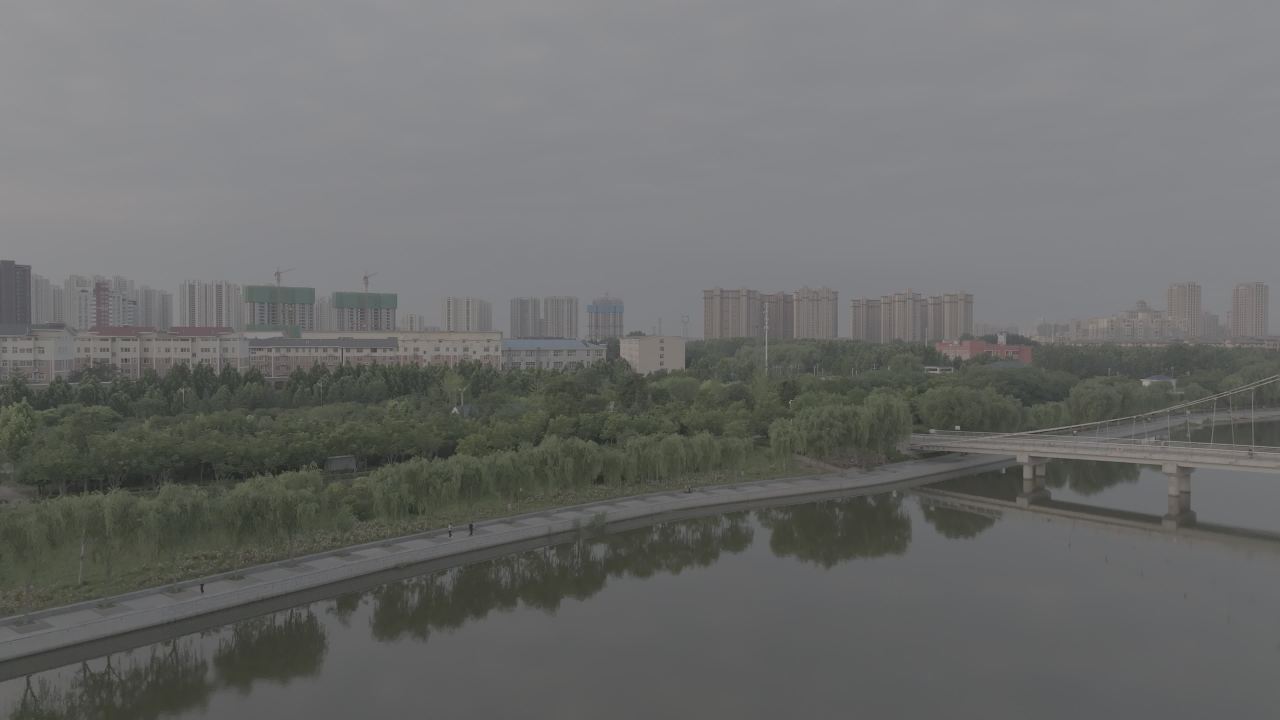 城市河畔的静谧时光