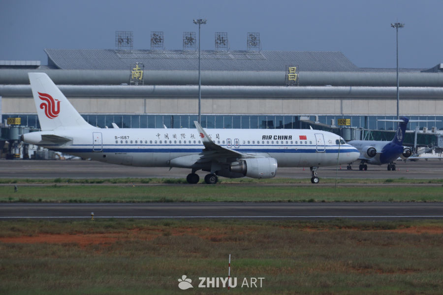 南昌机场的中国国际航空飞机