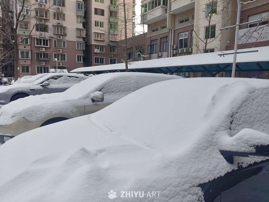 北京居民小区内露天停车场积雪覆盖汽车