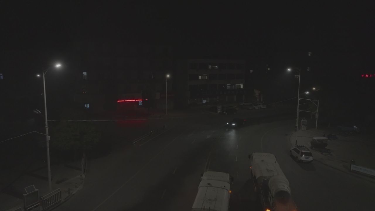 夜幕下的城市街道