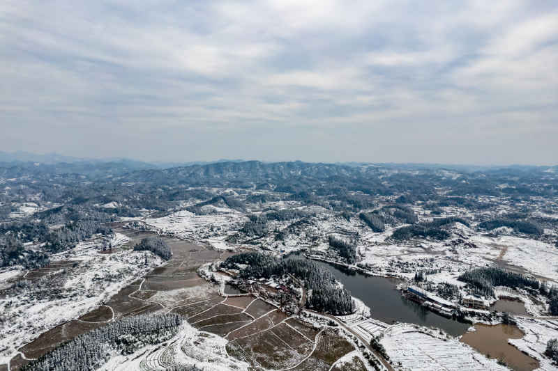 田园乡村冬天雪景航拍图 