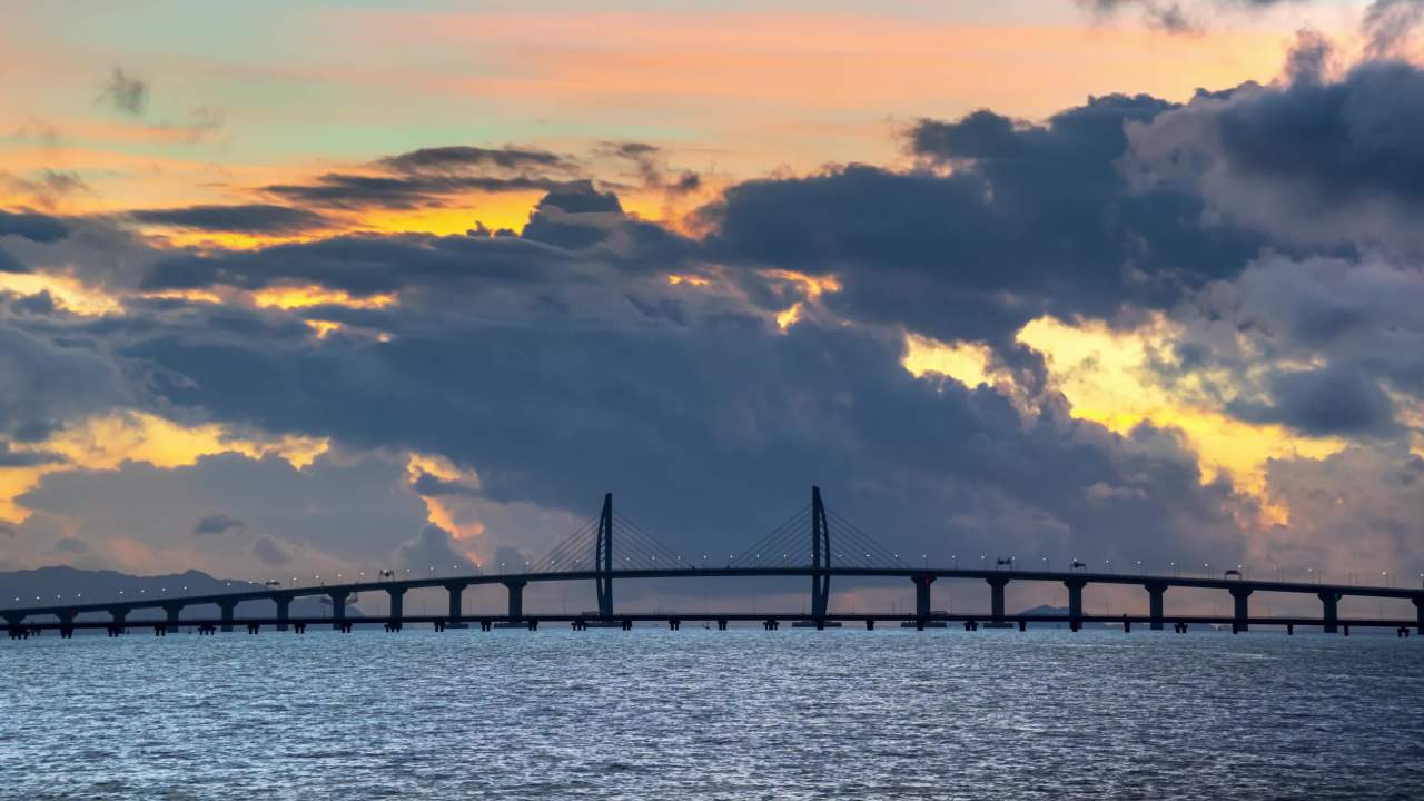 港珠澳大桥清晨云的色彩