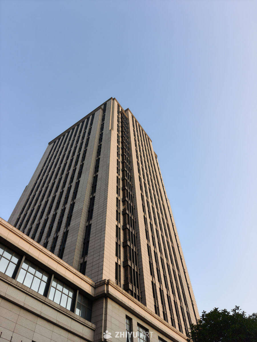 晴空之中的写字楼