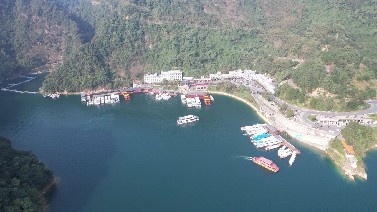  湖南郴州东江湖行驶的船只航拍