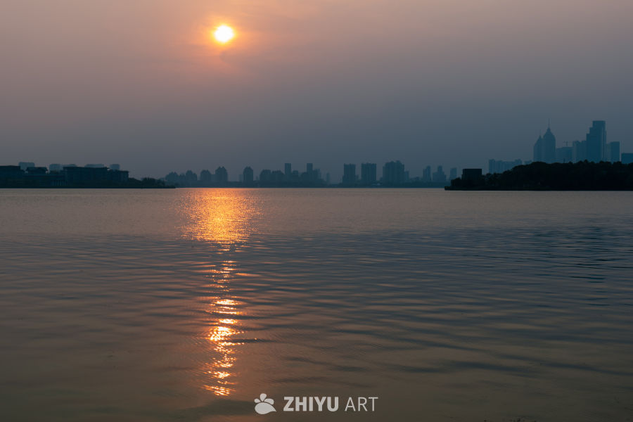湖畔日落：城市与自然的交融