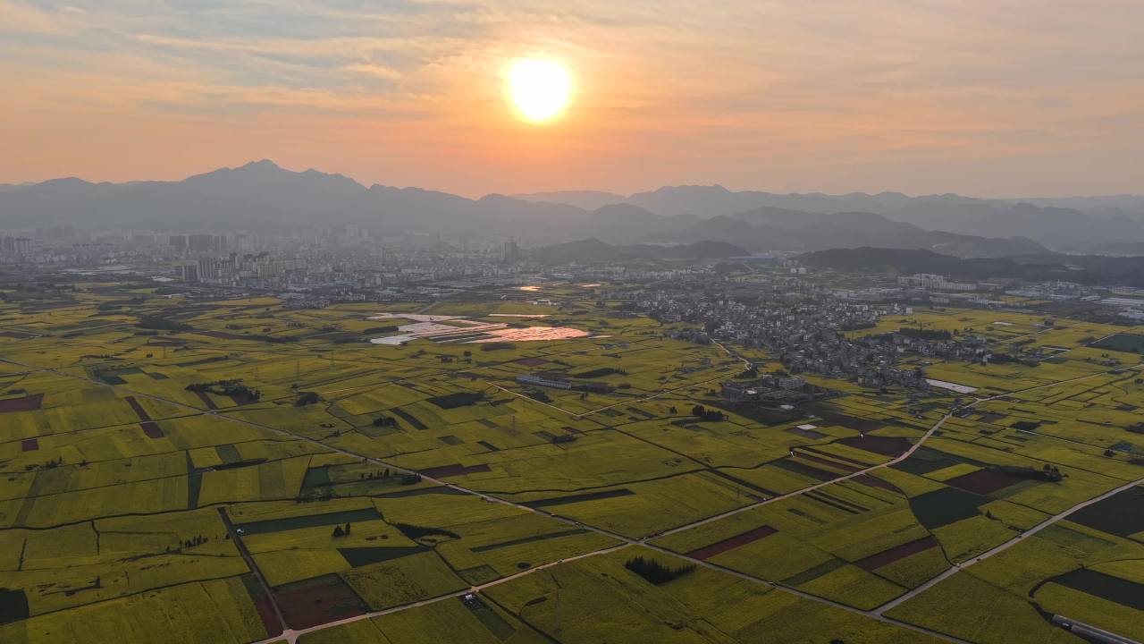 日落下的田野与城市