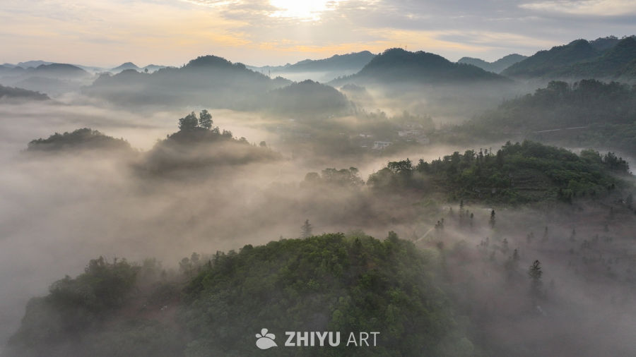 云雾缭绕的山峦美景 5