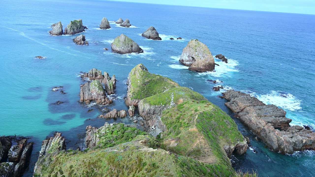 新西兰南岛努盖特灯塔旁大海里的礁石海浪 3