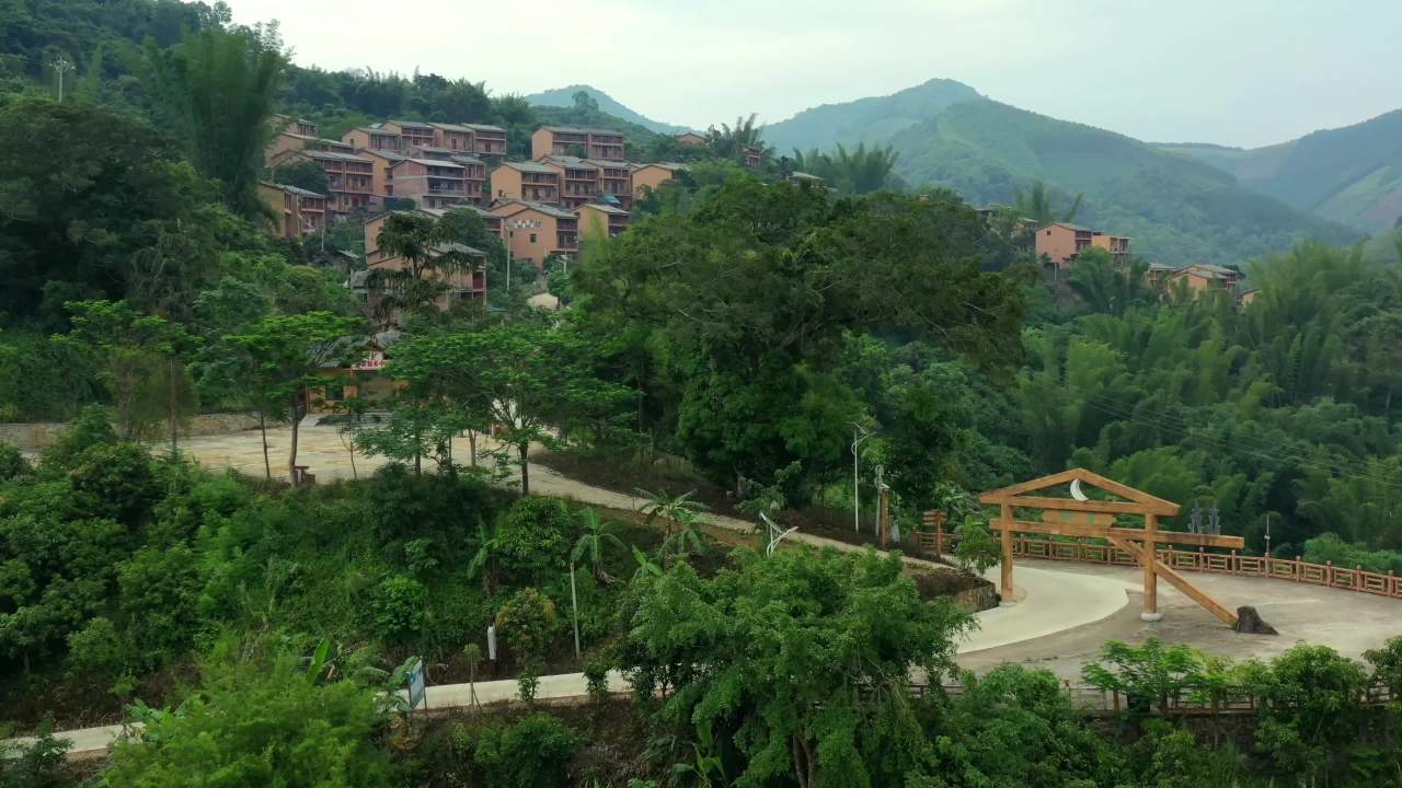 山间绿意盎然的村落