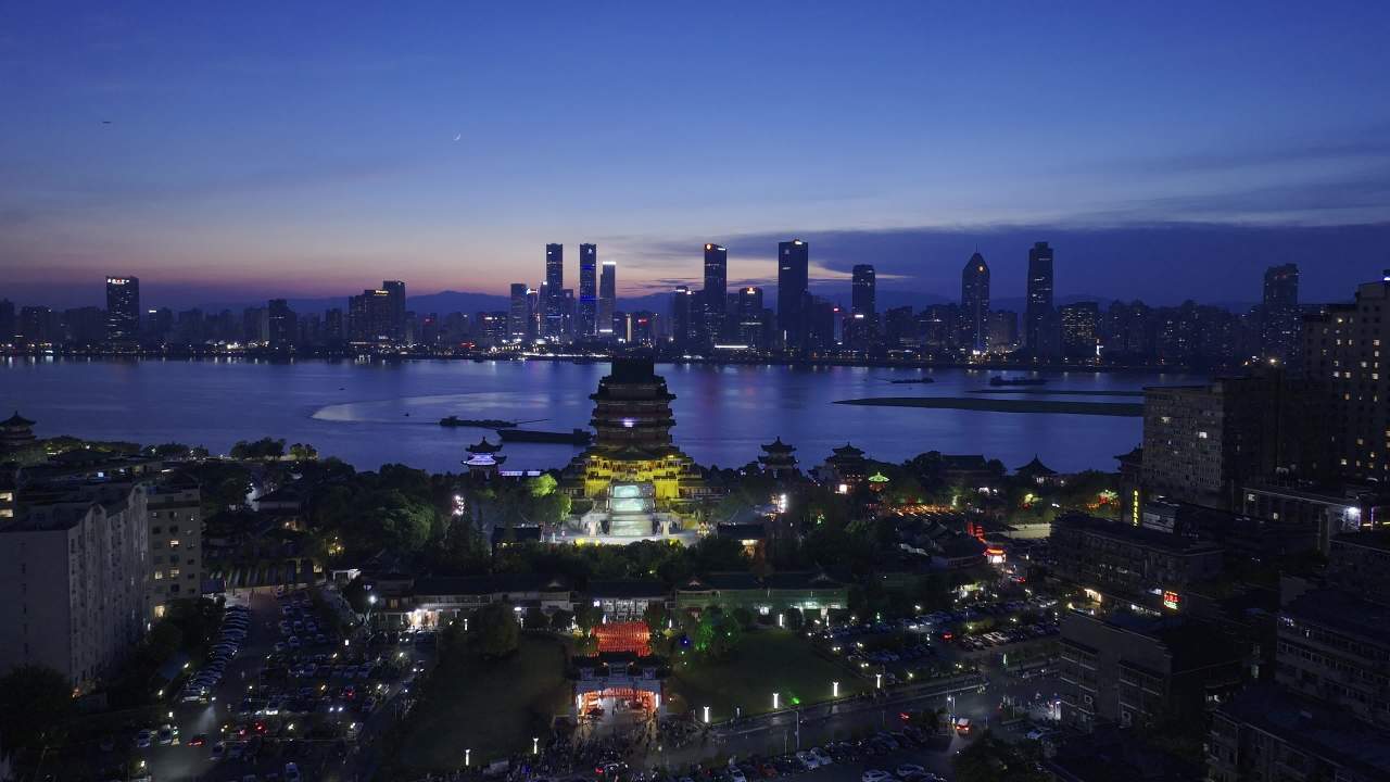 城市夜景下的古塔与现代高楼